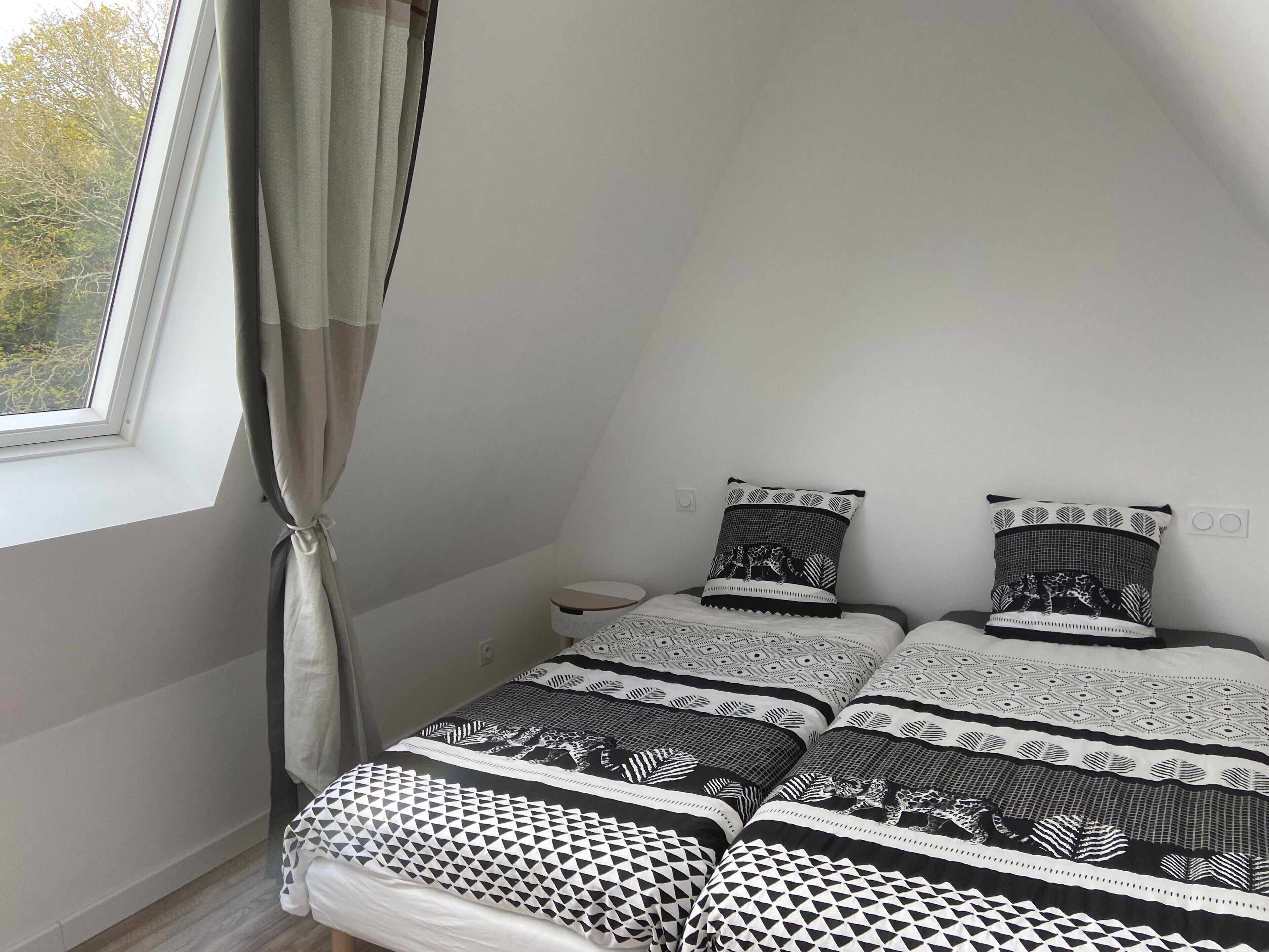 2 bedrooms, travel cot, free WiFi, bed sheets