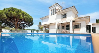 Villa "Virgen del Camino" junto a la playa, piscina, terraza y jardín