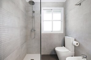 Bathtub, free toiletries, hair dryer, towels