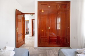 5 slaapkamers, een strijkplank/strijkijzer, gratis wifi, beddengoed