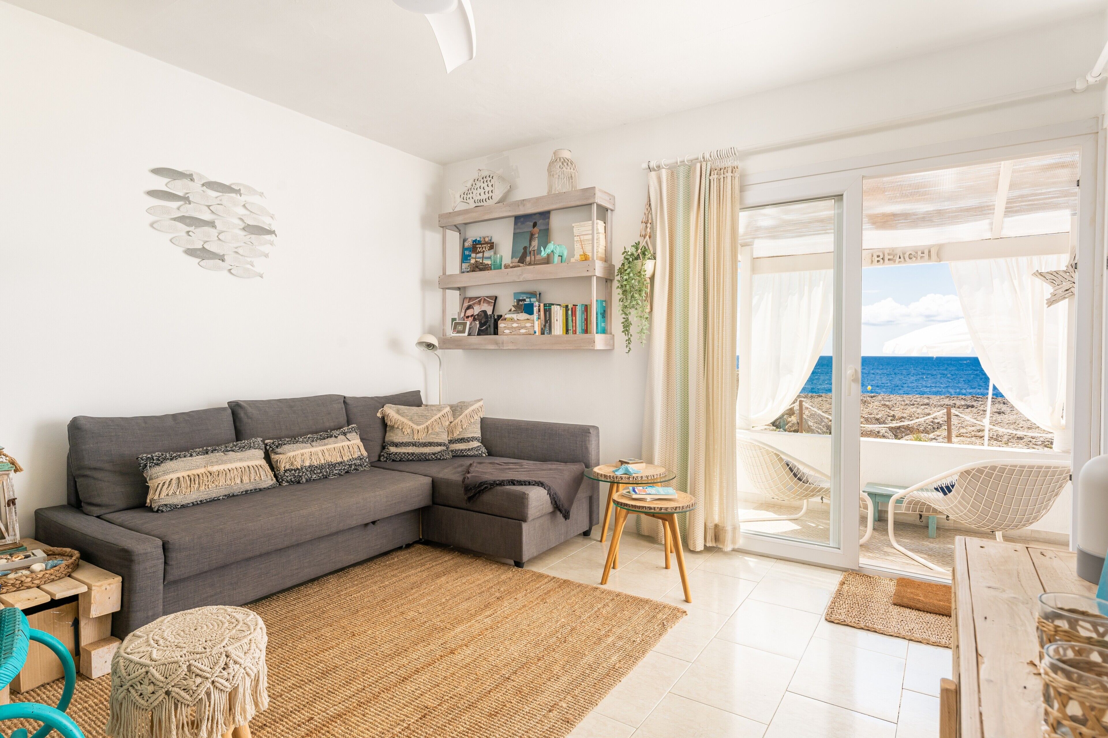 Televisión y chimenea 