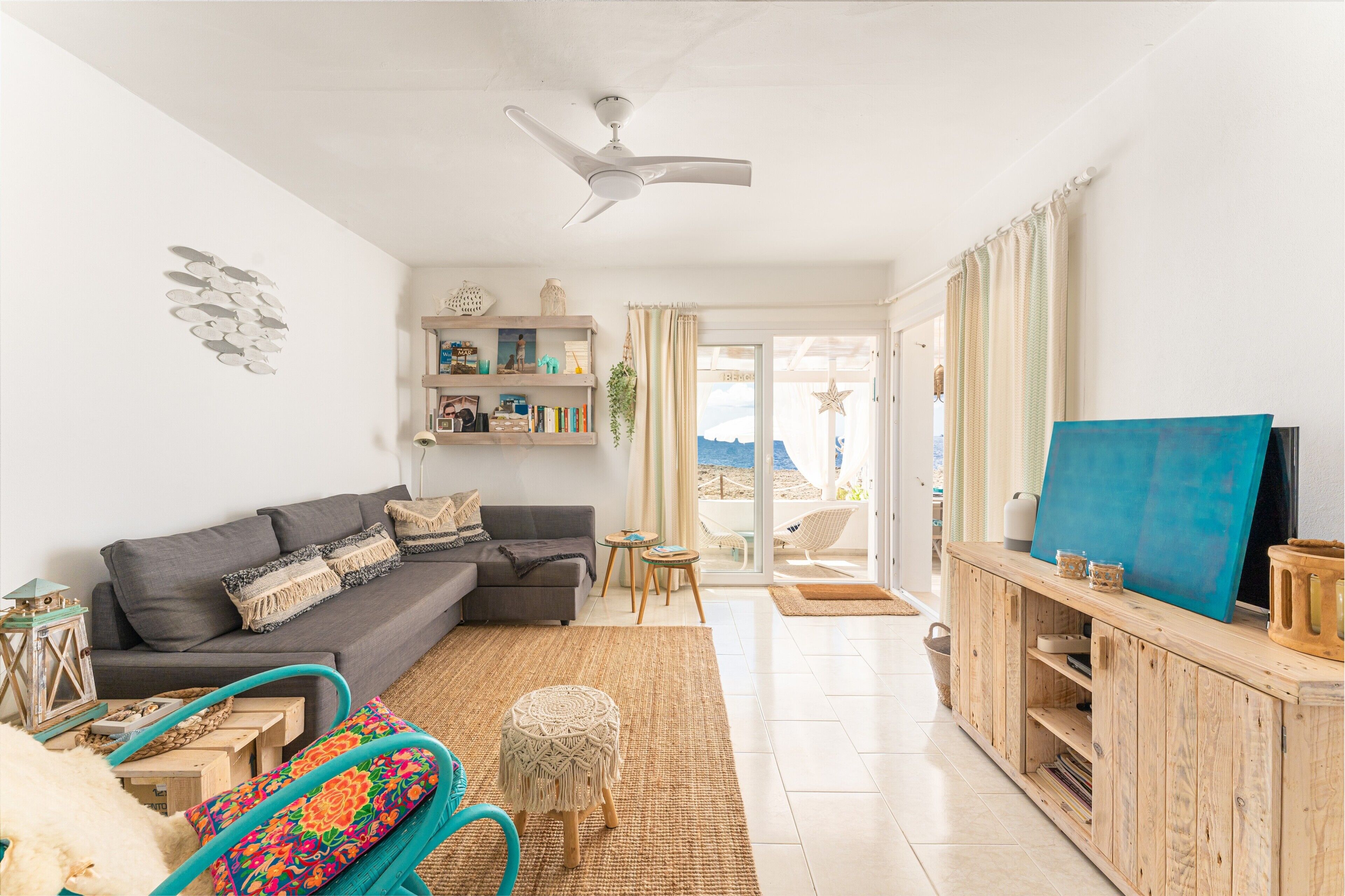 Televisión y chimenea 