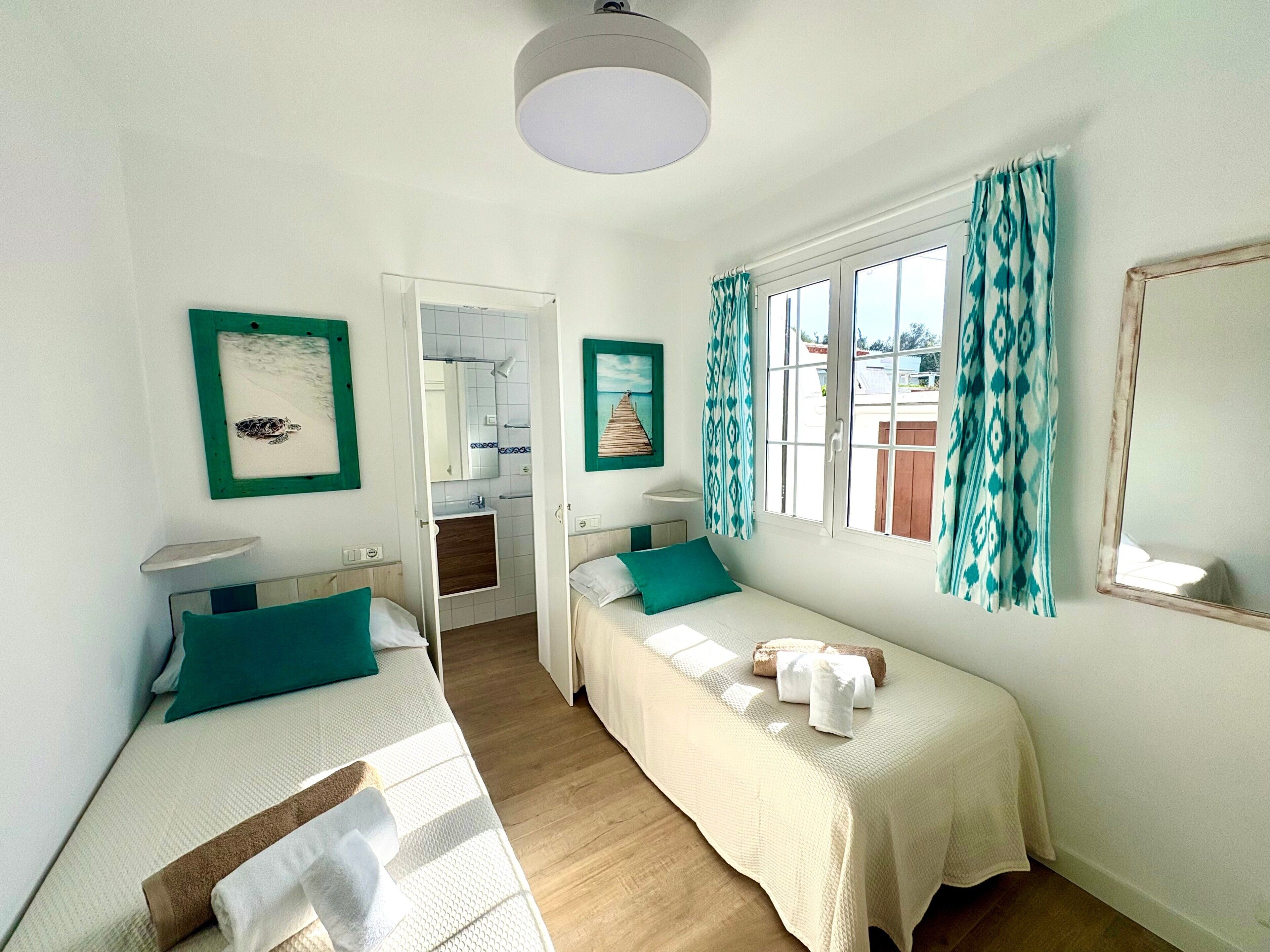 3 slaapkamers, een strijkplank/strijkijzer, gratis wifi, beddengoed