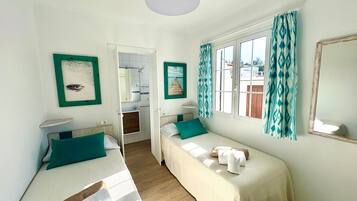 3 slaapkamers, een strijkplank/strijkijzer, gratis wifi, beddengoed