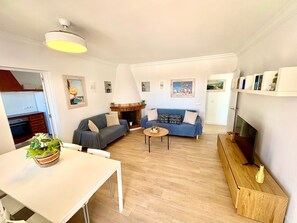 TV, fireplace