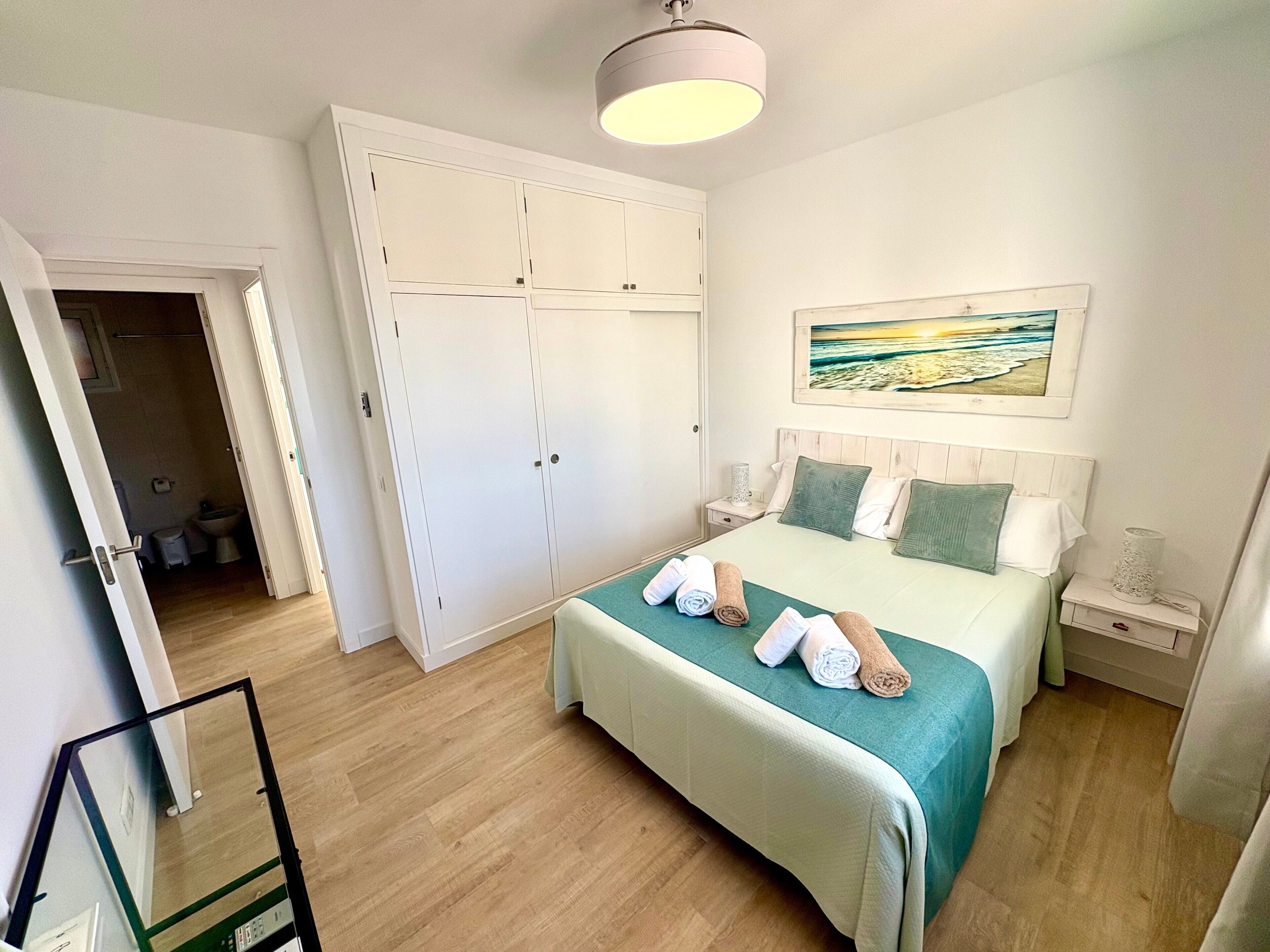 3 slaapkamers, een strijkplank/strijkijzer, gratis wifi, beddengoed