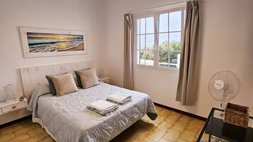 3 dormitorios, tabla de planchar con plancha, wifi gratis y ropa de cama