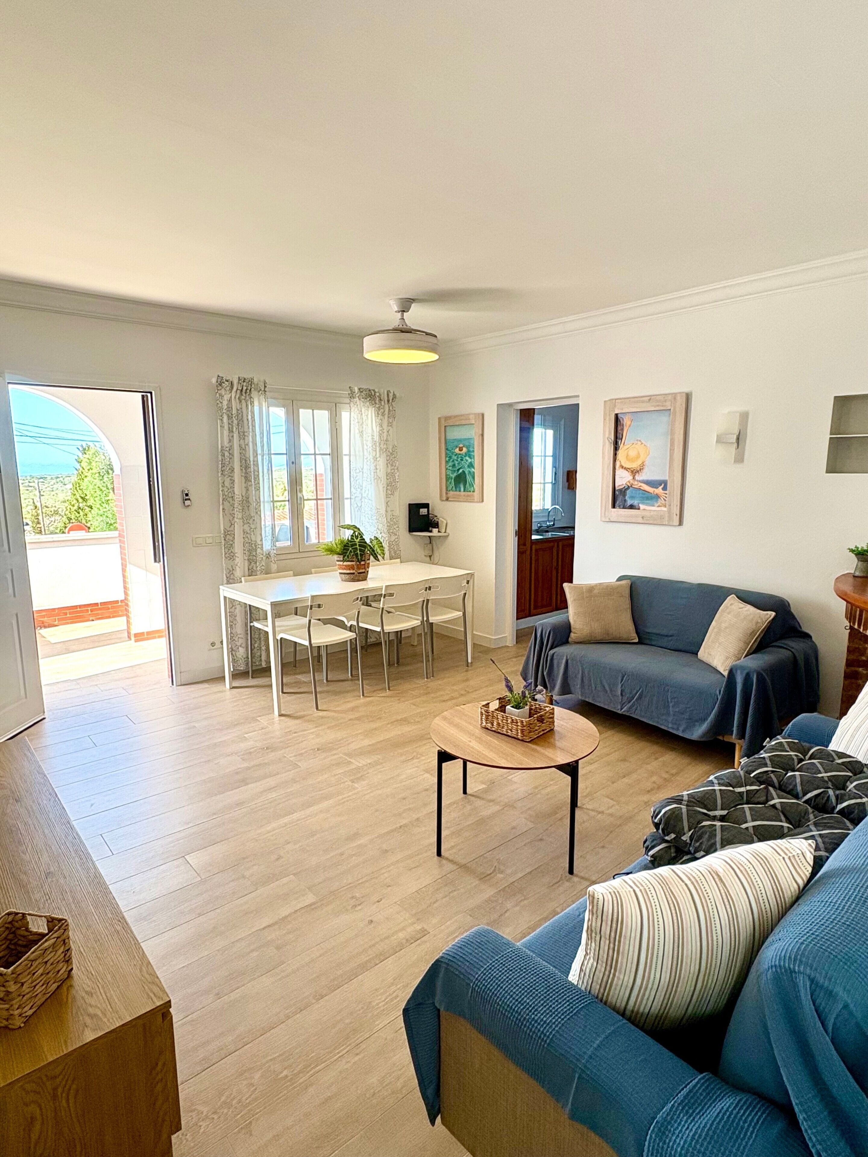 Een televisie en een open haard