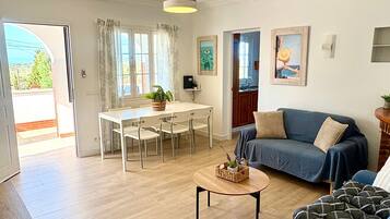 Een televisie en een open haard