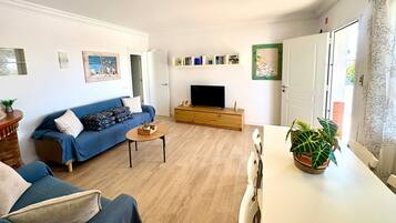 Een televisie en een open haard