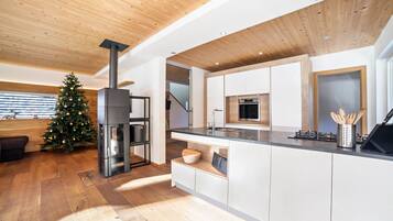 Fridge, oven, stovetop, dishwasher