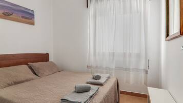 1 habitación, tabla de planchar con plancha, wifi gratis y ropa de cama