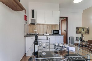 Kühlschrank, Mikrowelle, Herdplatte, Wasserkocher mit Kaffee-/Teezubehör