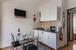 Kylskåp, mikrovågsugn, spishäll och kaffe- och tebryggare