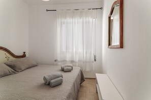 1 bedroom, iron/ironing board, free WiFi, bed sheets - Apartment "Beach Residence 22" with Balcony, Wi-Fi & Shared Terrace (Armação de Pêra, Portugal)