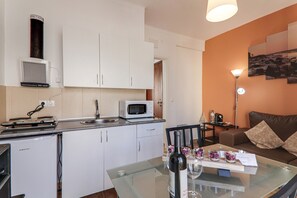 Kühlschrank, Mikrowelle, Herdplatte, Wasserkocher