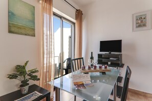 Dining - Apartment "Beach Residence 22" with Balcony, Wi-Fi & Shared Terrace (Armação de Pêra, Portugal)