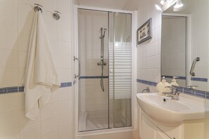 Badewanne, Haartrockner, Handtücher
