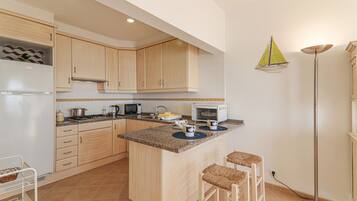 Kjøleskap, mikrobølgeovn, ovn og kokeplater