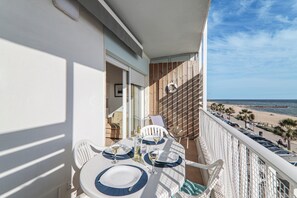 Outdoor dining - Charming Apartment “Sail Away” on the Beach with Sea View & Balcony (Quarteira)