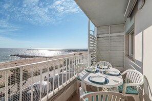 Outdoor dining - Charming Apartment “Sail Away” on the Beach with Sea View & Balcony (Quarteira)