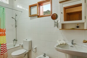 Baignoire, sèche-cheveux, serviettes fournies
