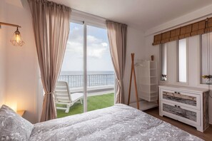 4 bedrooms, iron/ironing board, free WiFi, bed sheets - Holiday Apartment “Casa Punta Brava” with Sea View, Mountain View, Wi-Fi, A/C & Terrace; Parking Available (Puerto de la Cruz)