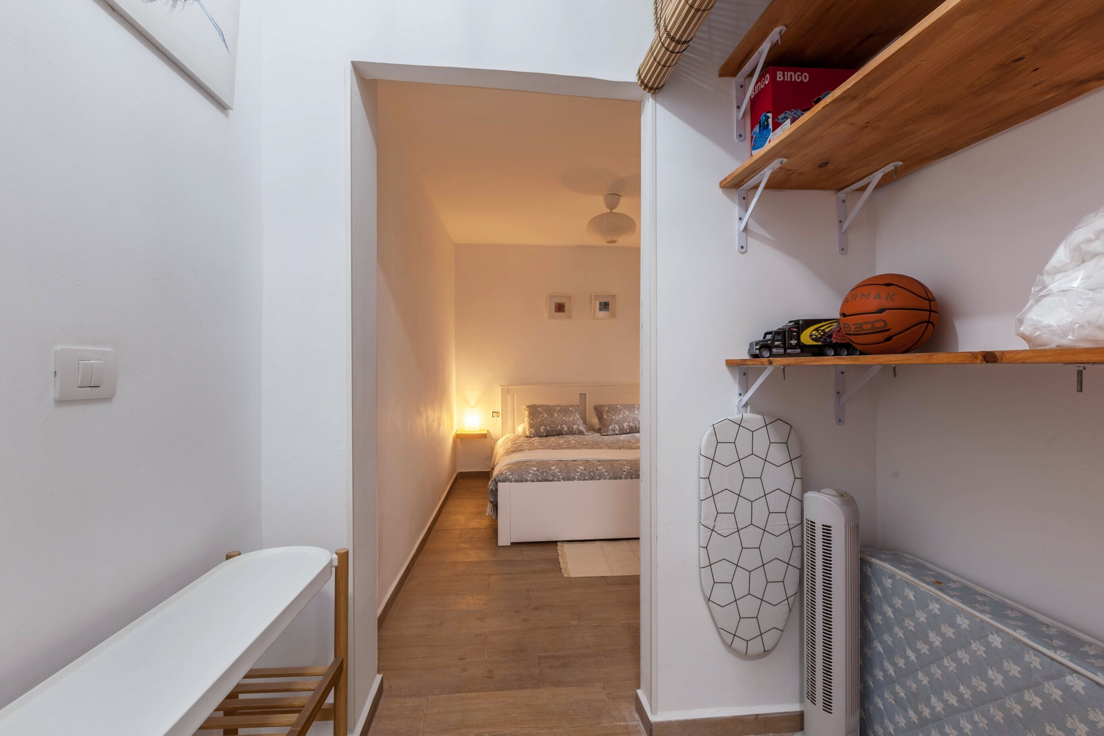 4 slaapkamers, een strijkplank/strijkijzer, gratis wifi, beddengoed