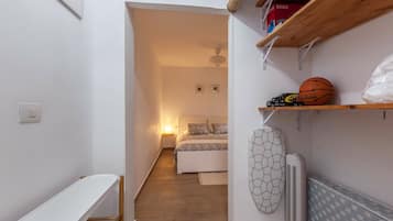 4 slaapkamers, een strijkplank/strijkijzer, gratis wifi, beddengoed