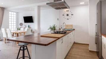 Réfrigérateur, micro-ondes, plaque de cuisson, cafetière/bouilloire