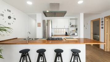 Coffee/tea maker, fridge, microwave, stovetop