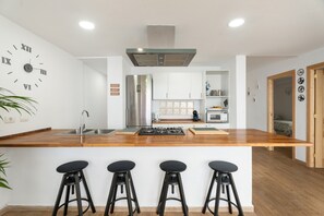 Coffee/tea maker, fridge, microwave, stovetop