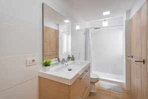 Bathtub, hair dryer, towels - Holiday Apartment “Casa Punta Brava” with Sea View, Mountain View, Wi-Fi, A/C & Terrace; Parking Available (Puerto de la Cruz)