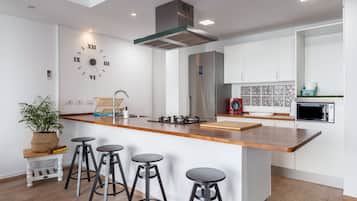 Réfrigérateur, micro-ondes, plaque de cuisson, cafetiÚre/bouilloire