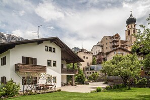 Exterior - Apartment '2 Vikoler' with Panoramic View of the Schlern, Wi-Fi, Garden & Balcony (Voels am Schlern)