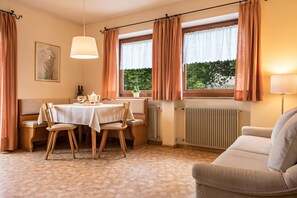 Dining - Apartment '2 Vikoler' with Panoramic View of the Schlern, Wi-Fi, Garden & Balcony (Voels am Schlern)