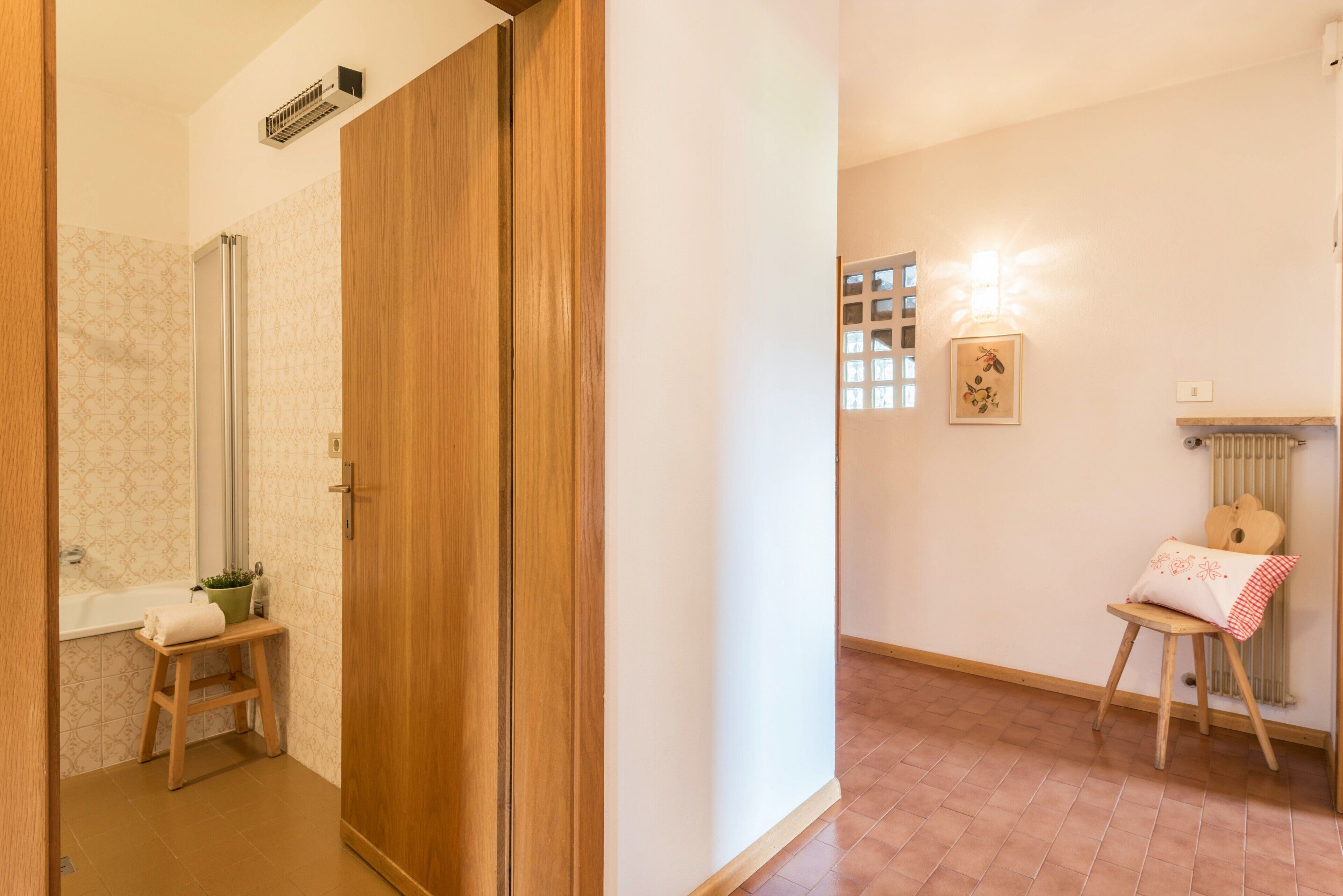 Un baño con ducha, inodoro y lavamanos.