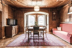 TV - Villa Martiner Apartments Emilia with Mountain View, Terrace & Wi-Fi (Ortisei)