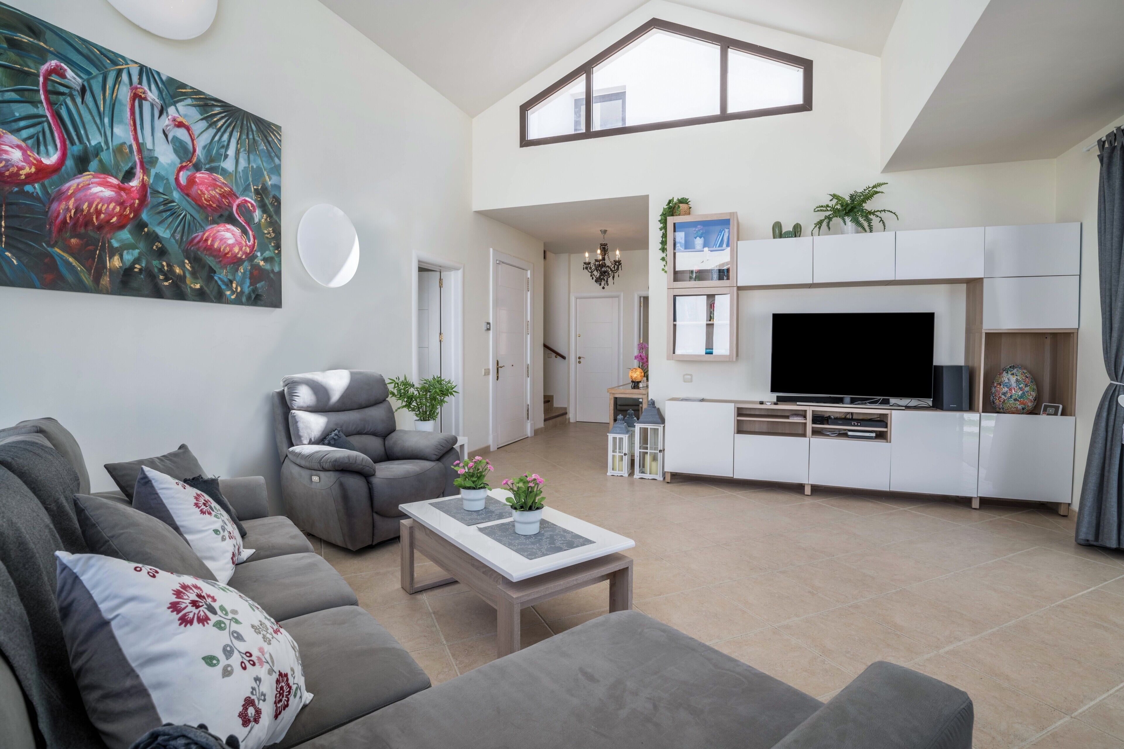 Een televisie en een tafeltennistafel