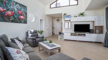 Een televisie en een tafeltennistafel