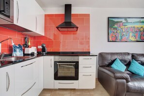 Een koelkast, een microgolfoven, een oven, een kookplaat