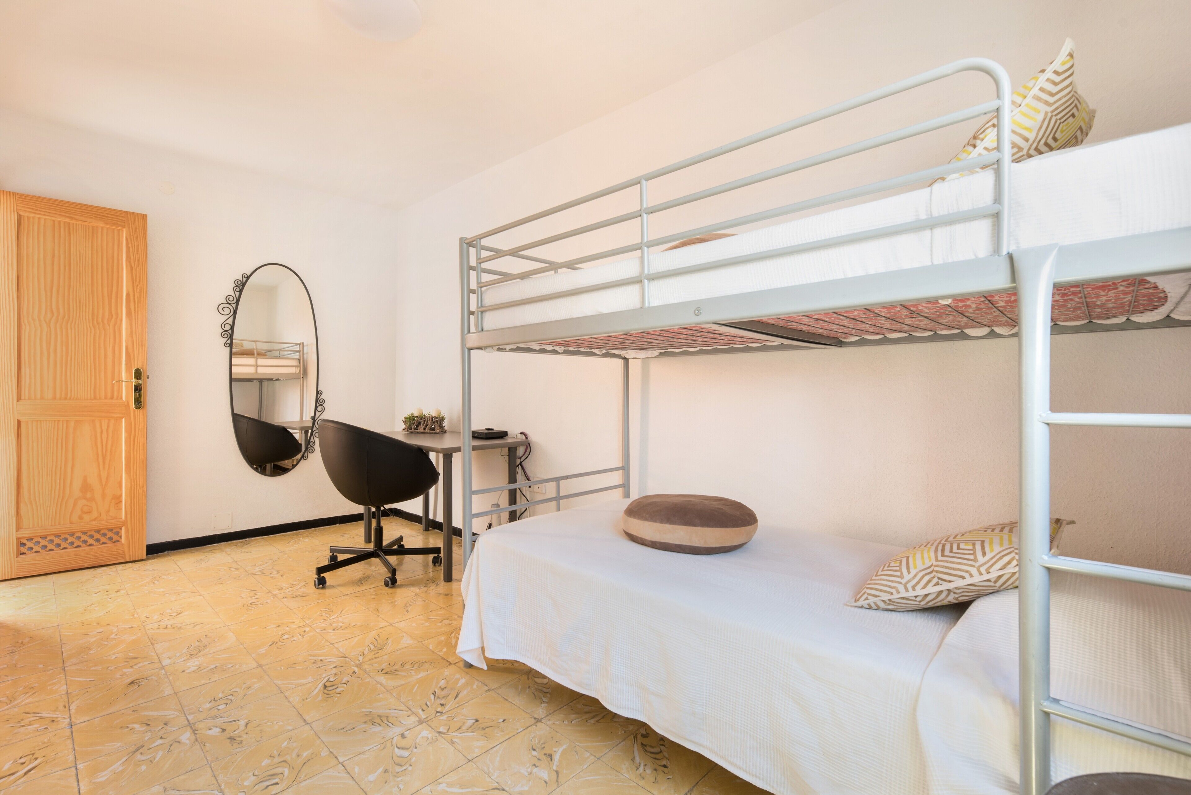 2 dormitoris, planxa i posts de planxar, wifi gratuïta i roba de llit 