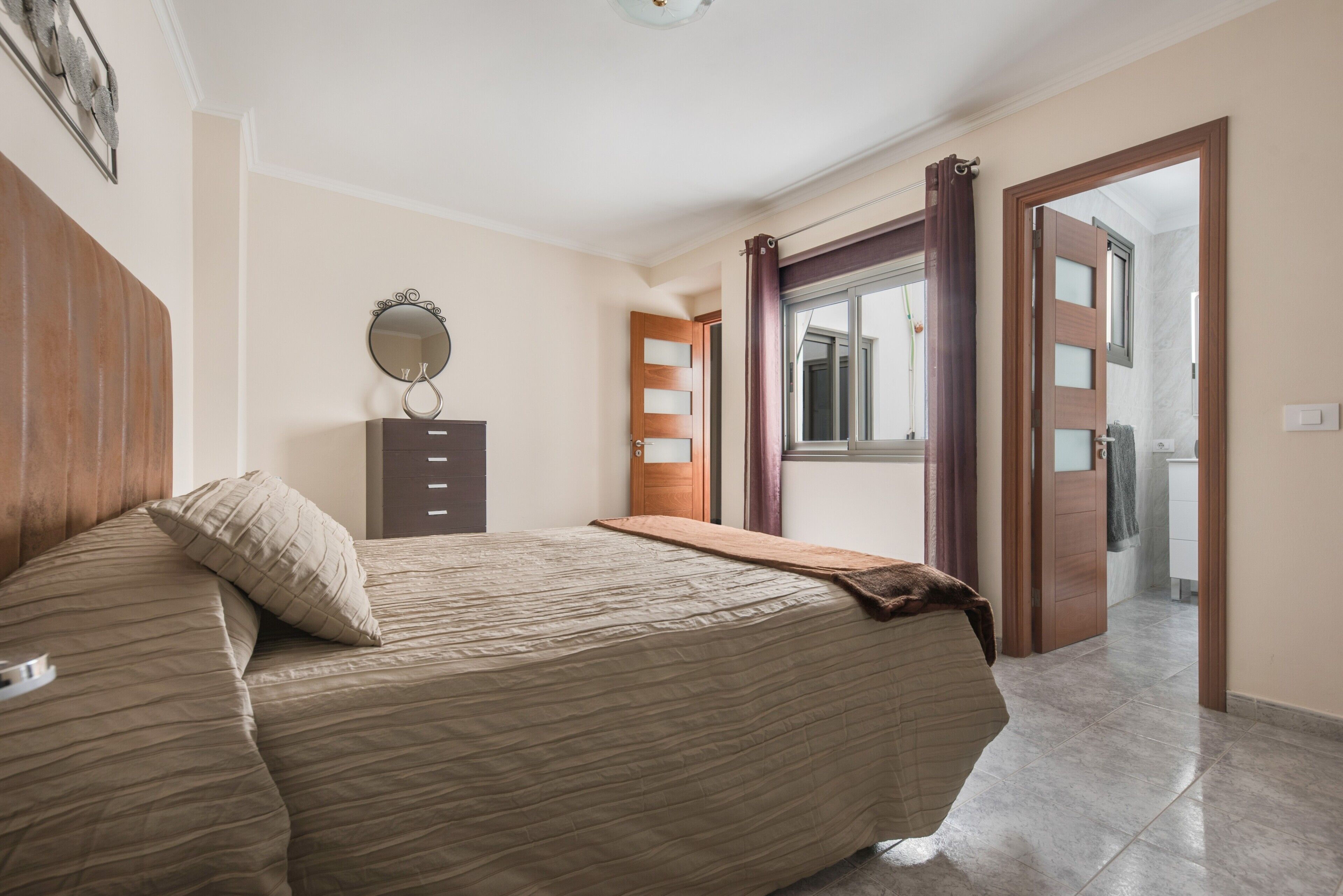 2 habitaciones, tabla de planchar con plancha y wifi gratis 