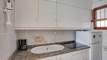 Refrigerador, microondas, parrilla de estufa y cafetera y tetera