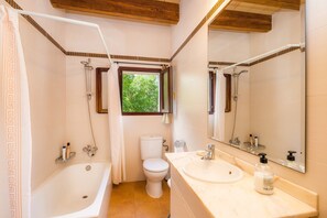 Baignoire, sèche-cheveux, serviettes fournies