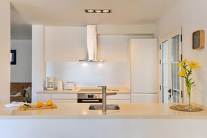 Fridge, microwave, oven, stovetop - Villa "Coloradas Beach" near the beach with sea views and pool (Playa Blanca)