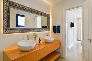 Bathtub, hair dryer, towels - Villa "Coloradas Beach" near the beach with sea views and pool (Playa Blanca)