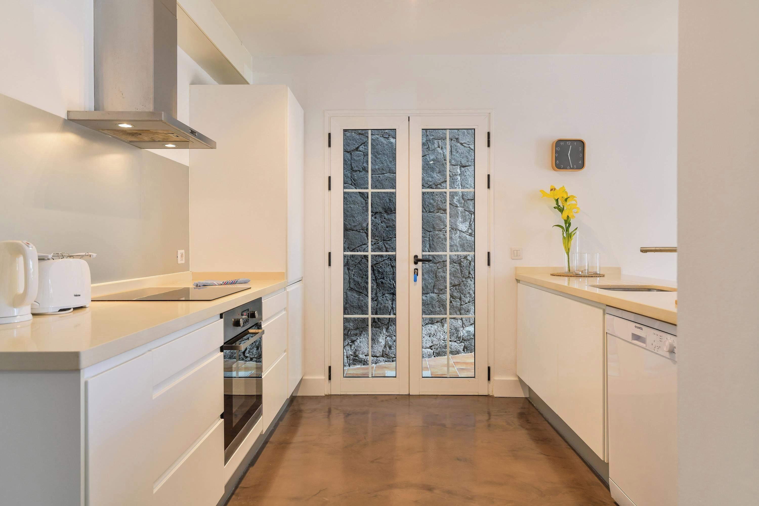 Een koelkast, een oven, een kookplaat, een vaatwasser