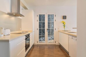 Een koelkast, een oven, een kookplaat, een vaatwasser