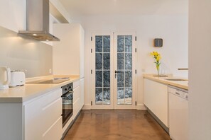 Fridge, oven, stovetop, dishwasher